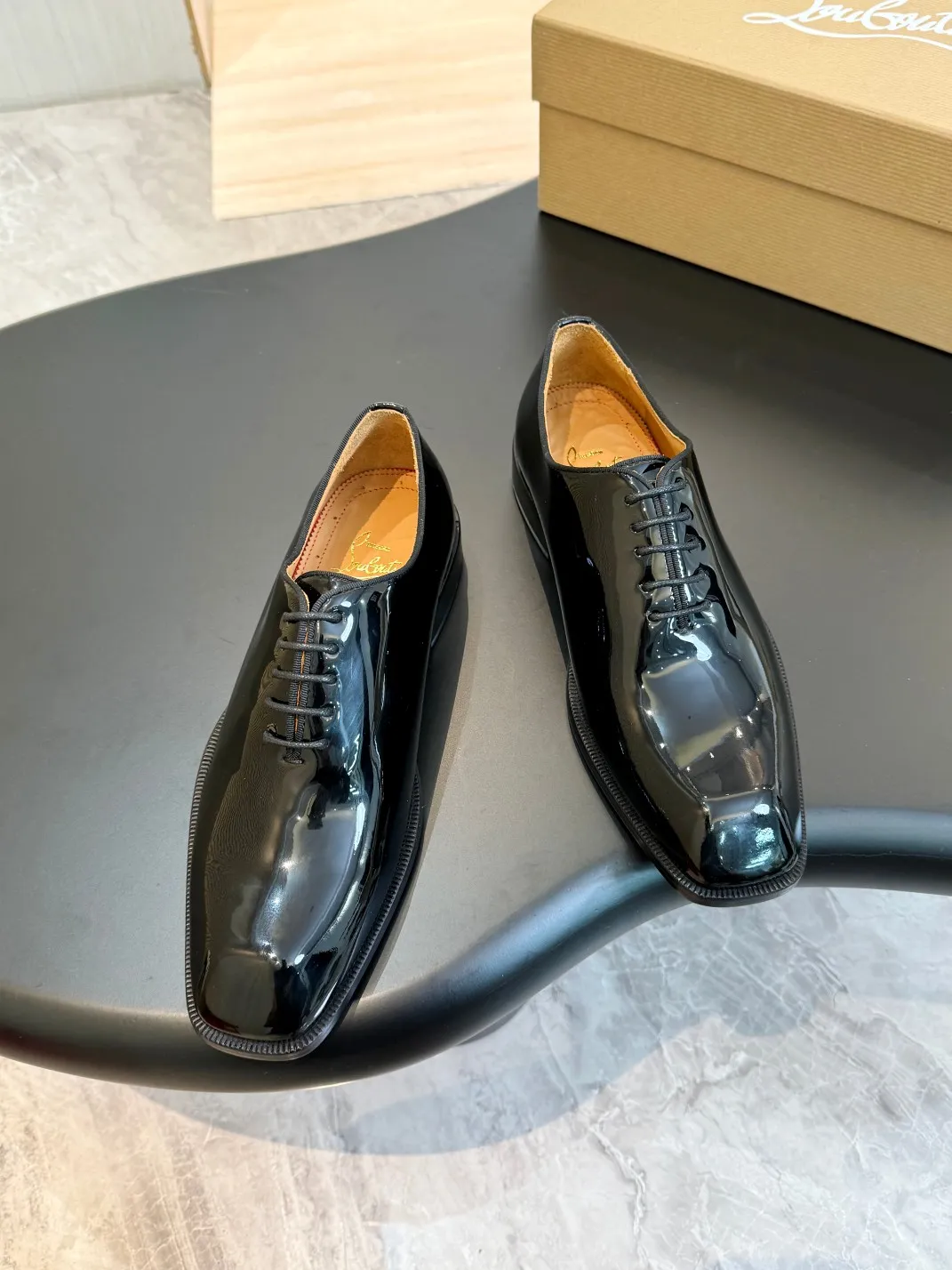 [CL red-soled shoes] Top P: 1020💰 Size 39-44 (⚠️38.45.46 custom-made, non-refundable and non-exchangeable) 🆑High-end men’s business formal leather shoes, original and genuine top-quality goods ••✅💯 Top-quality original order purchasing agent! Original imported patterned cowhide ➕Imported cowhide lining ➕Cowhide feet ➕Original leather outsole~🉑️Feel free to compare the authentic ones!